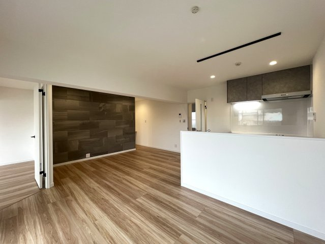 広々“ウォークスルークローゼット”に何収納スルー？【リフォーム】チェリーハイツ山手の居間・リビング