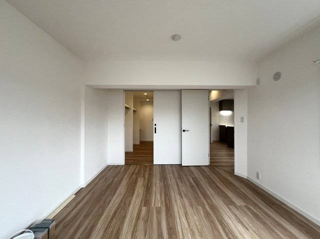 広々“ウォークスルークローゼット”に何収納スルー？【リフォーム】チェリーハイツ山手の洋室