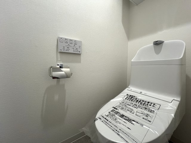 広々“ウォークスルークローゼット”に何収納スルー？【リフォーム】チェリーハイツ山手のトイレ