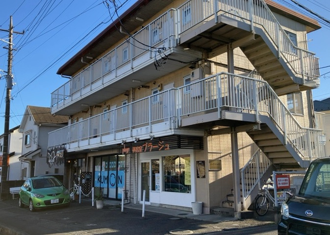 【外観】 | リンナイハイツ | 現地に行くなら、物件の周囲の地形がどうなっているかを見ることも大切です。周辺より低くなっている土地では、大雨などで水が集まりやすいため、地盤が弱くなっているということも考えられるため、注意が必要です。