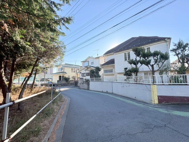 狭山市中央4丁目　建築条件なし売地　西武新宿線『狭山市駅』徒歩17分　【富士見小学区】の前面道路含む現地写真