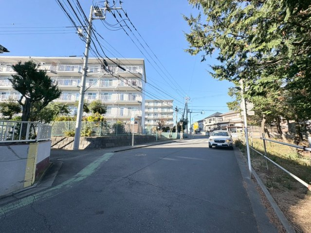 狭山市中央4丁目　建築条件なし売地　西武新宿線『狭山市駅』徒歩17分　【富士見小学区】の前面道路含む現地写真