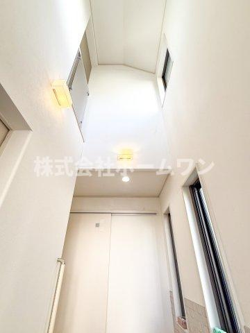 昭島市中神町　中古戸建の玄関|収納もある玄関です