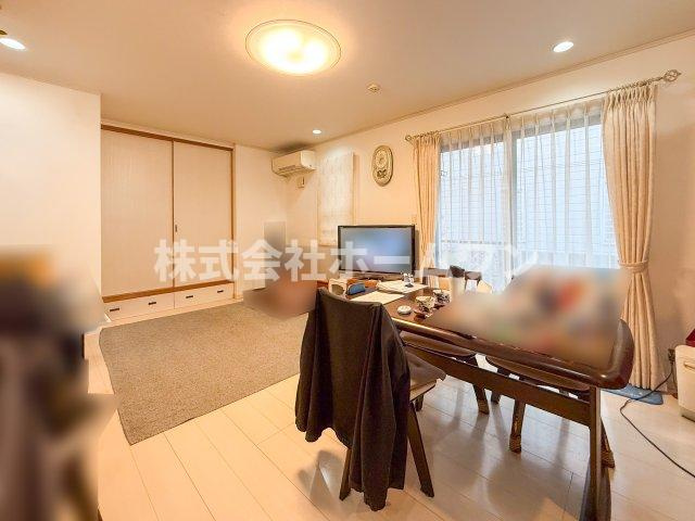 昭島市中神町　中古戸建の居間・リビング|こちらのリビングで趣味の時間をお楽しみください