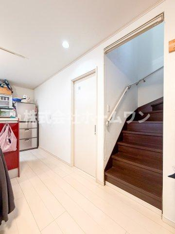 昭島市中神町　中古戸建の居間・リビング|リビングです