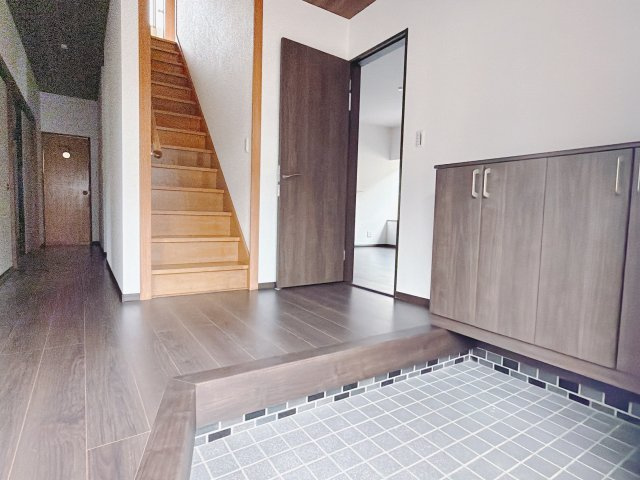 【中古戸建】渋川市行幸田1期の玄関|■玄関｜毎日の「いってらっしゃい」や「お帰りなさい」を大切なご家族と過ごす玄関は〈使いやすさ〉を追求しております。玄関横の物入は急な来客時でもさっとお片付けできるスペースを確保しています。