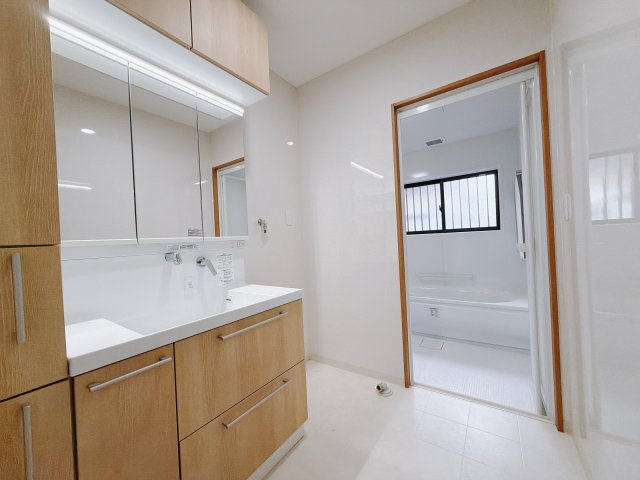 【中古戸建】渋川市行幸田1期の独立洗面台|■洗面室｜大きな鏡で朝の身支度もラクラク♪毎日の忙しい準備が楽しくなる洗面所です(^^♪