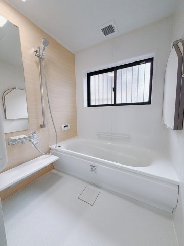 【中古戸建】渋川市行幸田1期の浴室|■浴室｜デザイン性に優れた浴室♪1日の疲れを癒す、ゆったりとしたバスタイムをぜひお過ごしください(*＾＾*)大きな窓付きで嬉しい♪