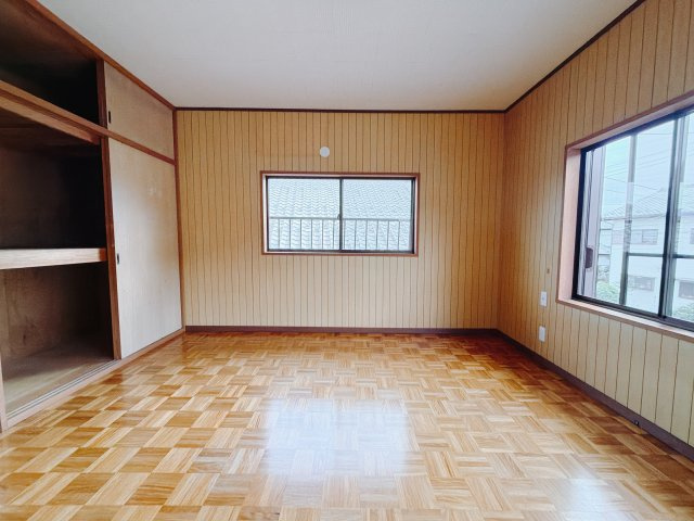 【中古戸建】渋川市行幸田1期の寝室|■主寝室｜広い寝室ならインテリアも自由自在にお楽しみいただけます♪お外から帰ってきた後は寝室でゆっくり自分の時間をお過ごしください。