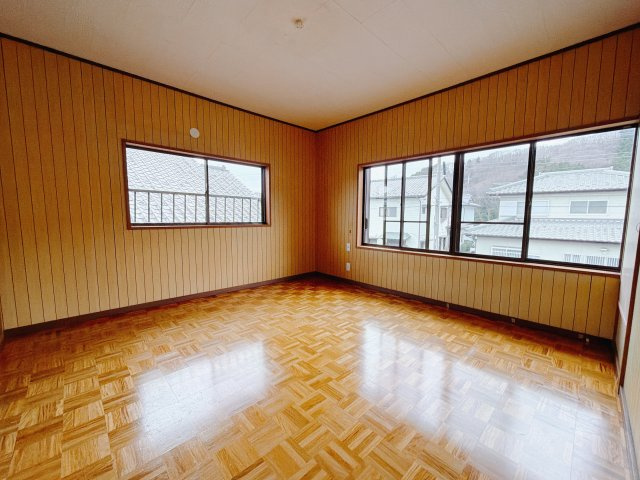 【中古戸建】渋川市行幸田1期の寝室|■主寝室｜ベッドやテレビなどの大き目の家具を置いても余裕のある広々主寝室です♪家事やお仕事にお疲れなパパ・ママがゆっくりと過ごせる空間です♪