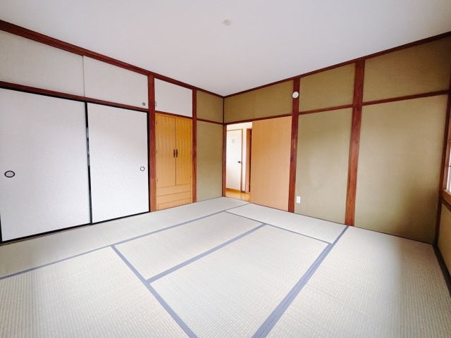 【中古戸建】渋川市行幸田1期の和室|■2階和室｜来客時には宿泊スペースとしても活躍します。畳はご入居直前に入れさせていただきます( ＾＾ )