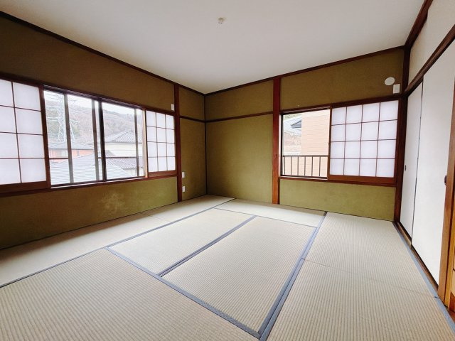 【中古戸建】渋川市行幸田1期の和室|■2階和室｜おじいちゃんやおばあちゃんが遊びに来たときにゆったりとくつろげるスペースがあると喜んでくれますよね♪