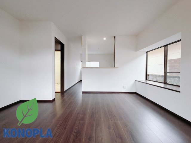 【中古戸建】渋川市行幸田1期の居間・リビング|■リビング｜時の流れと共に陽射しは装いを変え空間に新たな彩りを与えます。一日中家に居ても飽きることなく過ごすことができる素敵な空間です♪