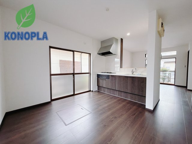 【中古戸建】渋川市行幸田1期の居間・リビング|■リビング｜陽当たり良好のリビングダイニング♪賃貸では叶わなかった、お友達とのホームパーティや大音量で映画やテレビを楽しむことができます(*^^*)