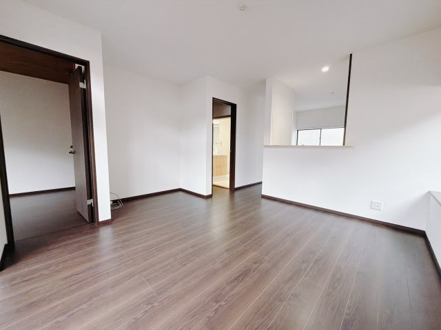 【中古戸建】渋川市行幸田1期の居間・リビング|■リビング｜木製で懐かしさのある家具やアンティーク調の小物に囲まれてレコードを流したり小説を読んだり…そんな心ときめく暮らしをしませんか？