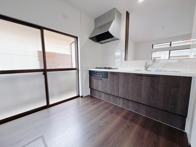 【中古戸建】渋川市行幸田1期のキッチン|■キッチン｜全スライド式収納キッチン♪お皿や鍋の出し入れもラクラクです（＾＾）！