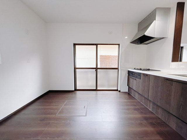 【中古戸建】渋川市行幸田1期のキッチン|■キッチン｜作業がはかどる広々カウンタースペース。会話がはずむ「オープンキッチン」なので家族とのコミュニケーションも活発になります。