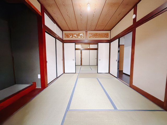 【中古戸建】渋川市行幸田1期の和室|■1階和室｜リビングと繋がっている和室は、お子様の様子を見守りながらお洗濯物を畳んだり、家事の合間のちょっとした休憩やのんびりお昼寝にも♪セカンドリビングとしてもお使いいただけます。