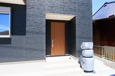 【玄関】 | サンコート 若松区東二島1丁目 | 【お部屋探しのコツ】物件の検討と一緒に銀行の事前審査を行ってください。お申込みが被った際やお値引き交渉に有利になります(*^-^*)