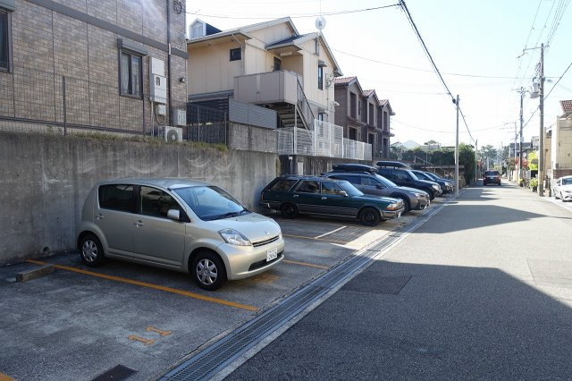 マリエ二番町の駐車場