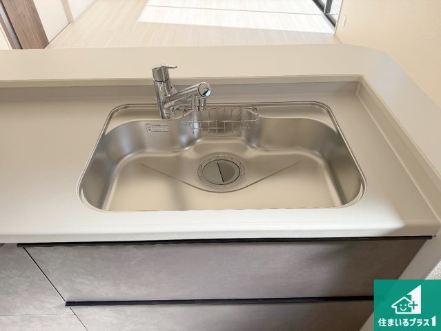 丹波市柏原町柏原 　第3期　新築一戸建ての独立洗面台|清潔感のある洗面台です。フラットな鏡は掃除がしやすく毎日清潔！ホースは引き出して使えるので洗顔やお掃除の際に便利です！