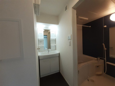 【洗面所】 | トレ　ミ　カーサ星の森 | 明るい洗面所です