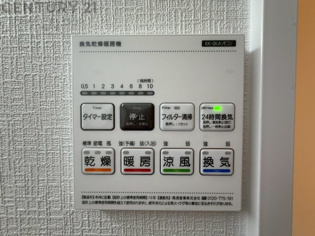 暖房機能があるため、冬場でも温かい浴室で入浴でき、乾燥機能があるため、水気を素早く取り除けます。また、換気機能があるため、湿気を素早く排出してカビや雑菌の発生を防ぐことができます。