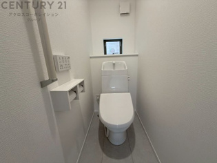 温水洗浄便座付トイレは温水洗浄機能により、暖かい水でおしりを洗浄することができ、冷たい水を使う従来の便座に比べ、温水洗浄機能で暖かいトイレを提供し、快適な使用を可能にします。