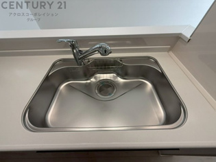 大きなシンクでお鍋などの大きな調理器具を洗う際にも便利です。