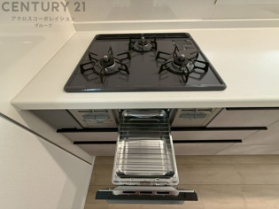 多数の調理器具を同時に使用でき、料理の効率化が可能。省エネで節約になり、様々な料理スタイルに適応できます。また、火力調整が独立しており、手入れや掃除もしやすく、今よりもっとお料理が楽しくなるかも。