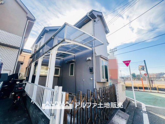 福生市加美平3丁目　中古戸建の外観|【Add color】
◆彩りを添えて◆窓際から吹き込む清々しい風。夏の暑い時期を通り越し、少し過ごしやすくなってきた。風の唄を聴き、季節を肌で感じられる自慢の家