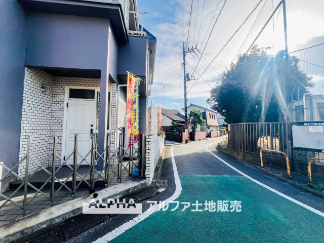 福生市加美平3丁目　中古戸建の前面道路含む現地写真|【cozy living】
◆偶然見つけた物件で◆思わぬ空間を手に入れたい。愛を育み、人と出会い、新たな命に恵まれる。そんな未来を創造してぬくもりのある住空間を君と共有したい。