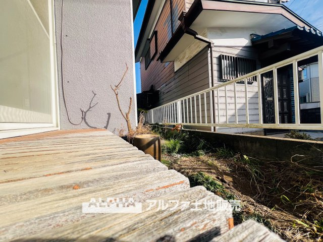福生市加美平3丁目　中古戸建の庭|【Wood deck】
◆ウッドデッキ◆リビングから続くウッドデッキは空間を広げ、休日には友達を呼んで楽しい時間と会話が始まる場所。束の間の幸せを感じさせてくれるそんな場所になる事でしょう。