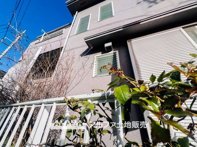 福生市加美平3丁目　中古戸建の外観|【Comfortable living】
◆居心地のいい暮らし◆には欠かせない眩い採光。ゆったりとした幅の窓からこの空間に降り注ぐ採光が絶えない。明るいリビングこそ居心地のいい暮らしが待っていると思う