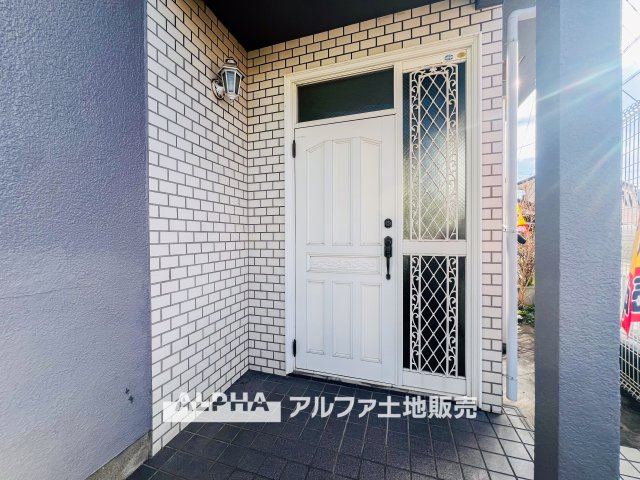福生市加美平3丁目　中古戸建の玄関|【Entrance】
◆玄関◆出勤。いってきますの声が楽しげに聞こえてくる。ドアーの音も心地よく爽やかな朝の時間が流れます。