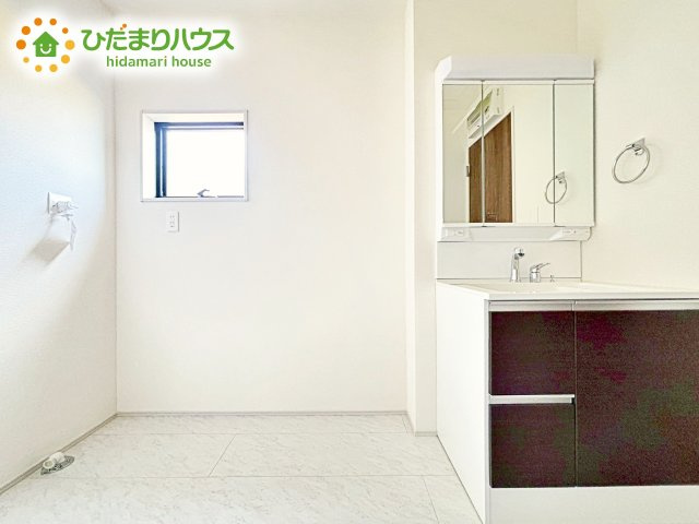 【独立洗面台】 | ひたちなか足崎19期　新築戸建　1号棟 | 大きな三面鏡の独立洗面。鏡の後ろは収納となっているのでスッキリと整理できます！