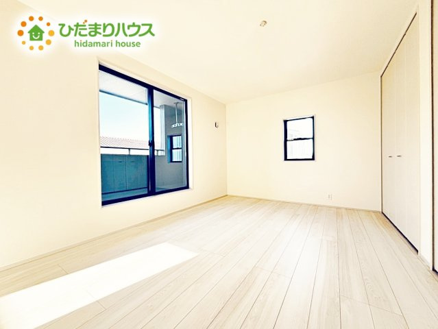 【寝室】 | ひたちなか足崎19期　新築戸建　1号棟 | バルコニーに面していて、たっぷり光りの入る明るい主寝室です！