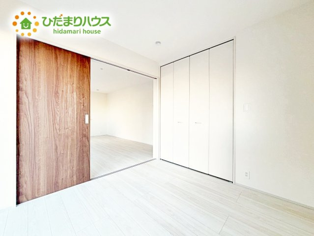 【洋室】 | ひたちなか足崎19期　新築戸建　1号棟 | 白い壁の洋室は、太陽の光だけでも十分明るく感じられますね