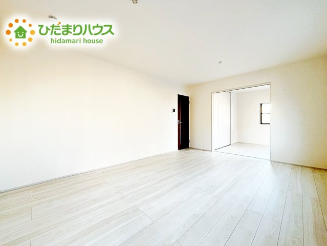 【洋室】 | ひたちなか足崎19期　新築戸建　1号棟 | ホワイトを基調としたLDKは、明るく上品な心地よさを演出してくれます。空間に広がりをもたらし、より一層広く感じさせてくれます。