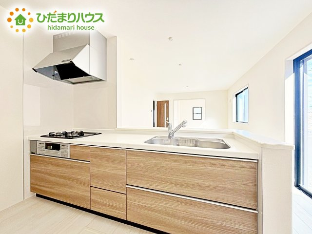 【キッチン】 | ひたちなか足崎19期　新築戸建　1号棟 | 3口コンロと収納豊富なキッチンで、ママの毎日のお料理もはかどります☆