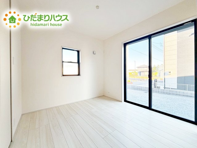 【洋室】 | ひたちなか足崎19期　新築戸建　1号棟 | 二面採光の設計で明るい時間帯は陽が入り、リラックス出来るお部屋となっています。