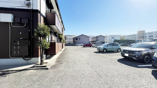 ルミナス山城　Ａ棟の駐車場