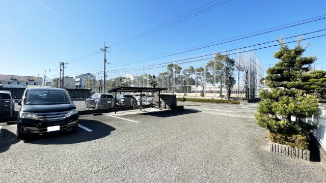 ルミナス山城　Ａ棟の駐車場