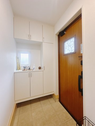 【中古戸建】みどり市大間々町大間々の玄関|■玄関｜毎日の「いってらっしゃい」や「お帰りなさい」を大切なご家族と過ごす玄関は〈使いやすさ〉を追求しております。玄関横の物入は急な来客時でもさっとお片付けできるスペースを確保しています。