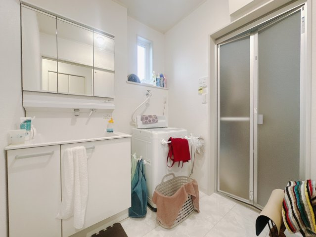 【中古戸建】みどり市大間々町大間々の洗面所|■洗面室｜朝のお出かけ準備に嬉しい三面鏡。鏡の裏には歯ブラシや整髪料などを収納できるスペースもあるので、いつでもスッキリ♪ゆとりのある空間でお子様と並んで歯磨きもできるので一緒に成長を楽しめます♪
