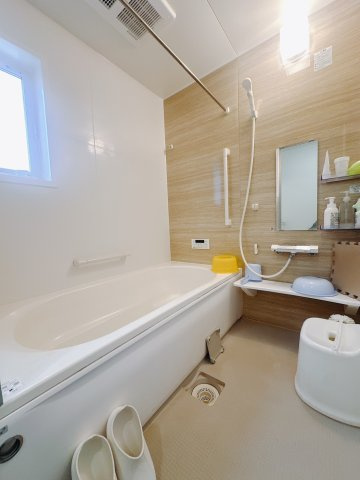 【中古戸建】みどり市大間々町大間々の浴室|■浴室｜大人が足を伸ばしても入れる広々浴槽ですので、肩まで浸かって体全体をしっかり温められます。大きな窓がついておりますので、湿気で篭りがちなバスルームも換気することができます( ＾＾ )
