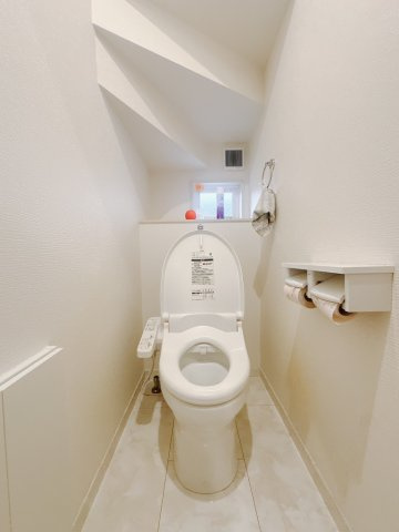 【中古戸建】みどり市大間々町大間々のトイレ|■トイレ｜1階と2階にトイレがございます♪壁には小物を置けるスペースがあるのでトイレットペーパーのストックを置いておくのにも便利です♪写真などを飾ってもおしゃれですね♪
