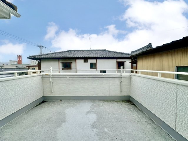 【中古戸建】みどり市大間々町大間々のバルコニー|■バルコニー｜２Fの部屋から出られる広々としたバルコニーには、お布団や洗濯物がたっぷり干せます。太陽の光をいっぱいに浴びられる陽当たりのよいバルコニーです。