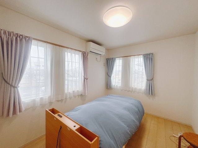【中古戸建】みどり市大間々町大間々の寝室|■主寝室｜窓からは光が差し込むので日中でも明るいお部屋です。お外から帰ってきた後は寝室でゆっくり自分の時間をお過ごしください♪