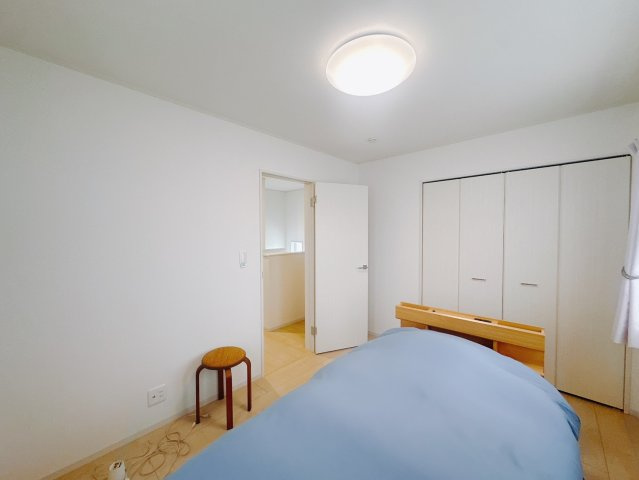 【中古戸建】みどり市大間々町大間々の寝室|■主寝室｜ご夫婦用の寝室にはテレビが置けるくらいの広さがあります。休日はベッドに寝転びながら、お二人でゆっくり映画鑑賞はいかがですか？